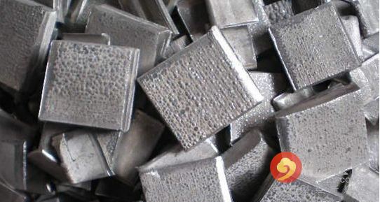 5月期鎳連續第三個月下跌，周四觸及去年6月來最低水準每噸8,810美元，今年迄今下跌12%，是跌幅最大的主要基本金屬。